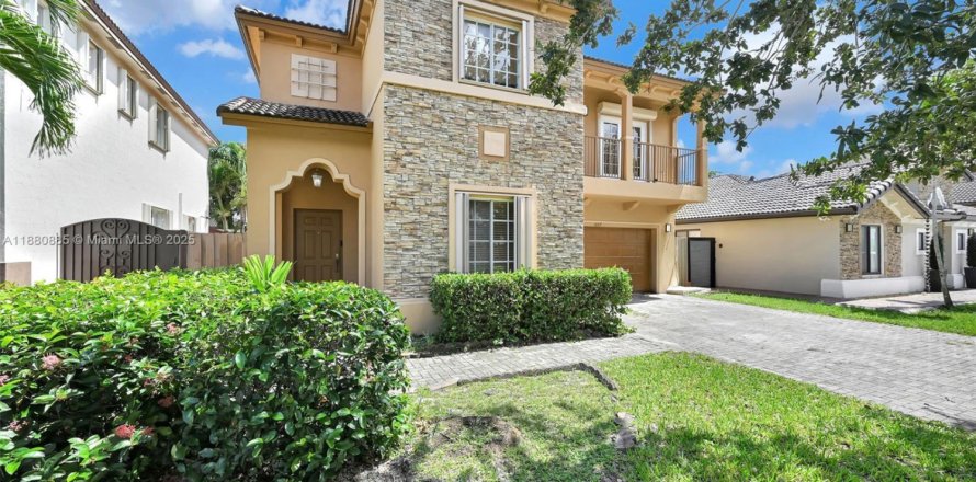 House in Miami, Florida 4 bedrooms, 243.96 sq.m. № 1931587