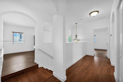 House in Miami, Florida 4 bedrooms, 243.96 sq.m. № 1931587 - photo 25