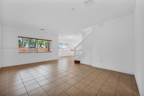 House in Miami, Florida 4 bedrooms, 243.96 sq.m. № 1931587 - photo 9
