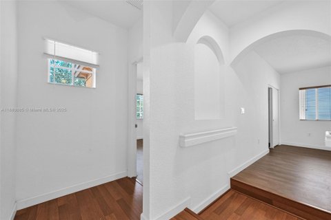 House in Miami, Florida 4 bedrooms, 243.96 sq.m. № 1931587 - photo 27