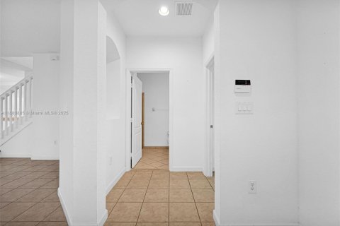 House in Miami, Florida 4 bedrooms, 243.96 sq.m. № 1931587 - photo 11