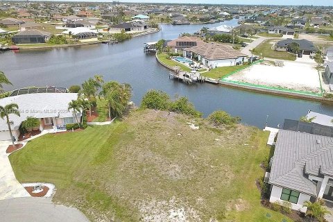 Land in Cape Coral, Florida № 1809047 - photo 1