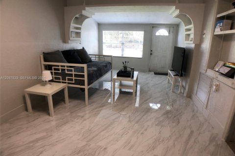 House in Hollywood, Florida 3 bedrooms, 86.58 sq.m. № 2290130
