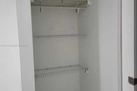 Condominio en venta en Miami, Florida, 1 dormitorio, 56.86 m2 № 1770332 - foto 3