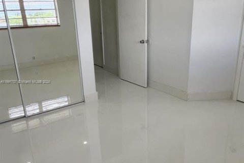Condominio en venta en Miami, Florida, 1 dormitorio, 56.86 m2 № 1770332 - foto 2