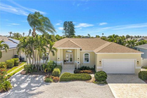 House in Tierra Verde, Florida 3 bedrooms, 224.82 sq.m. № 2140502 - photo 2