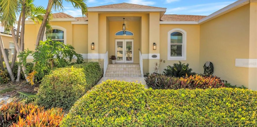House in Tierra Verde, Florida 3 bedrooms, 224.82 sq.m. № 2140502