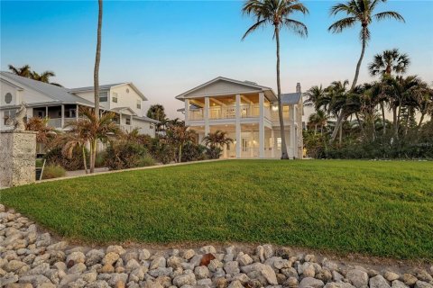 House in Bokeelia, Florida 4 bedrooms, 297.29 sq.m. № 2138161 - photo 2