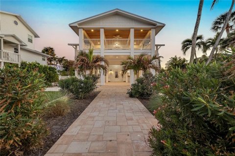 House in Bokeelia, Florida 4 bedrooms, 297.29 sq.m. № 2138161 - photo 15