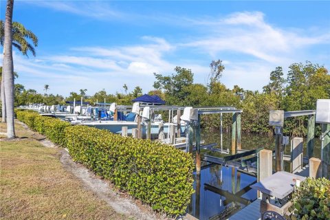 House in Bokeelia, Florida 4 bedrooms, 297.29 sq.m. № 2138161 - photo 10