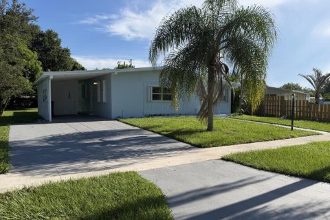 House in Port St. Lucie, Florida 2 bedrooms, 98.38 sq.m. № 2355388