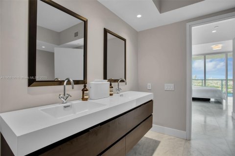 Condo in Miami Beach, Florida, 2 bedrooms № 1964158 - photo 21