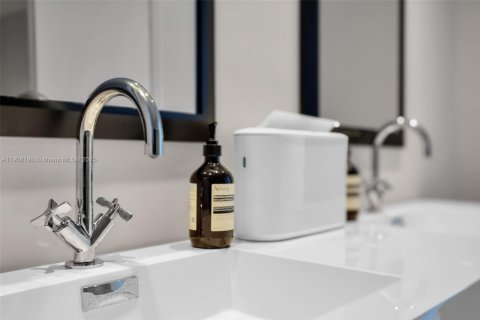 Condo in Miami Beach, Florida, 2 bedrooms № 1964158 - photo 22