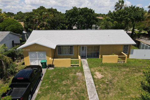 Villa ou maison à vendre à Miami, Floride: 3 chambres, 153.01 m2 № 1973804 - photo 2