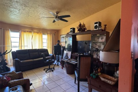 Villa ou maison à vendre à Miami, Floride: 3 chambres, 153.01 m2 № 1973804 - photo 21