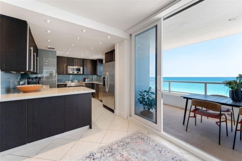 Condominio en alquiler en Miami Beach, Florida, 2 dormitorios, 178.28 m2 № 2010428 - foto 3