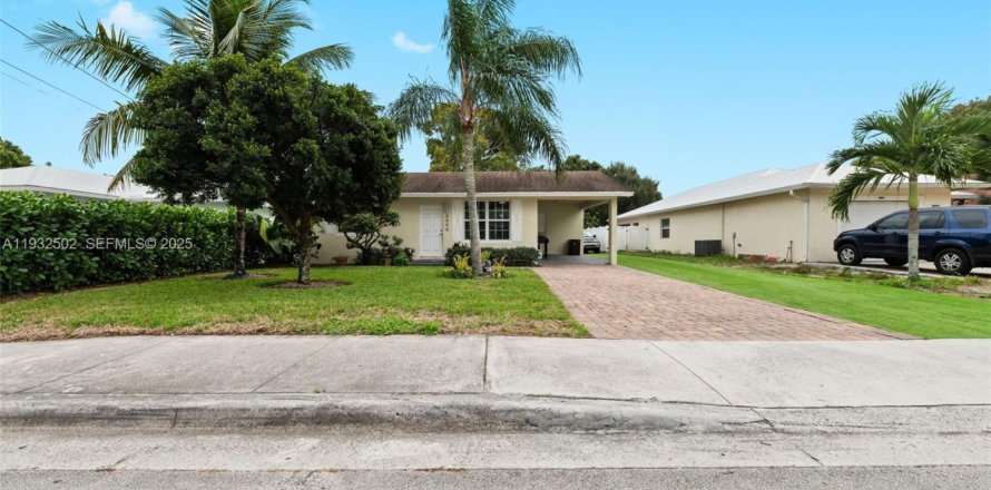 House in Jupiter, Florida 2 bedrooms, 72.46 sq.m. № 2034988