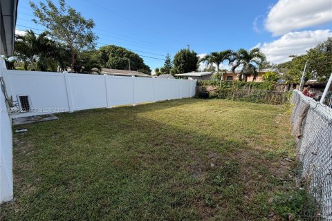 Commercial property in Miami, Florida 97.55 sq.m. № 2063849 - photo 14