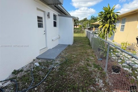Commercial property in Miami, Florida 97.55 sq.m. № 2063849 - photo 16