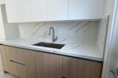 Commercial property in Miami, Florida 97.55 sq.m. № 2063849 - photo 9