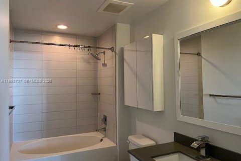 Condominio en alquiler en Miami, Florida, 1 dormitorio, 70.79 m2 № 2011768 - foto 13