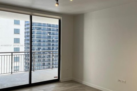 Condominio en alquiler en Miami, Florida, 1 dormitorio, 70.79 m2 № 2011768 - foto 3
