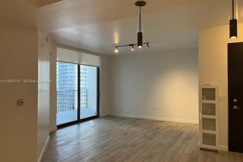 Condominio en alquiler en Miami, Florida, 1 dormitorio, 70.79 m2 № 2011768 - foto 2