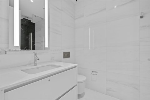 Condo in Miami, Florida, 2 bedrooms  № 1593624 - photo 15