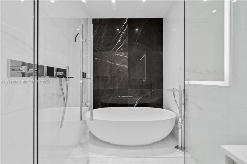 Condo in Miami, Florida, 2 bedrooms  № 1593624 - photo 21