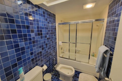 Townhouse in South Miami, Florida 3 bedrooms, 204.38 sq.m. № 1937751 - photo 10
