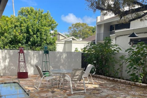 Townhouse in South Miami, Florida 3 bedrooms, 204.38 sq.m. № 1937751 - photo 16