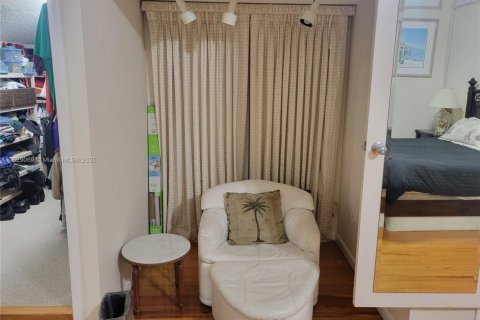 Townhouse in South Miami, Florida 3 bedrooms, 204.38 sq.m. № 1937751 - photo 8