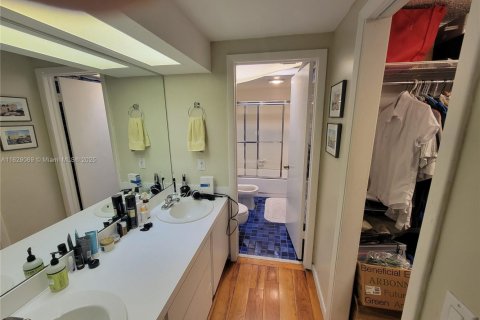 Townhouse in South Miami, Florida 3 bedrooms, 204.38 sq.m. № 1937751 - photo 11