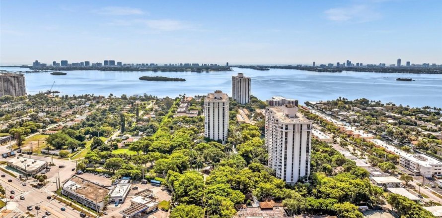 Кондоминиум с 2 спальнями в Майами, Флорида № 2055054