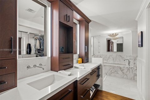 Condo in Miami Beach, Florida, 2 bedrooms  № 2054275 - photo 30
