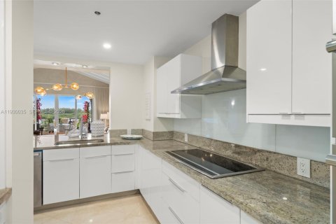 Condo in Miami Beach, Florida, 2 bedrooms  № 2054275 - photo 19