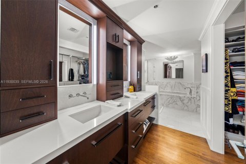 Condo in Miami Beach, Florida, 2 bedrooms  № 2054275 - photo 29