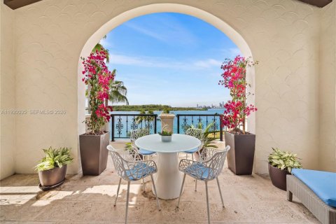 Condo in Miami Beach, Florida, 2 bedrooms  № 2054275 - photo 2