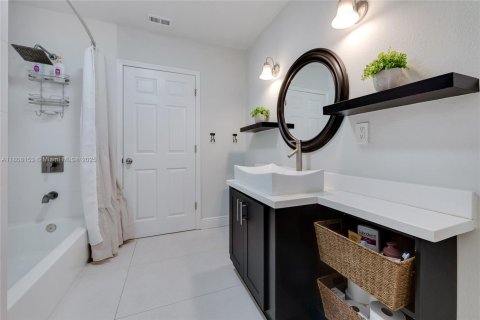 Casa en venta en Miami, Florida, 3 dormitorios, 271.27 m2 № 1752662 - foto 10