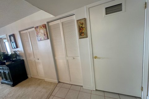 Condo in Hutchinson Island South, Florida, 2 bedrooms  № 2183986 - photo 16
