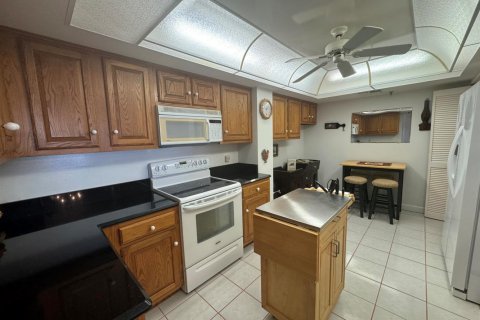 Condo in Hutchinson Island South, Florida, 2 bedrooms  № 2183986 - photo 13