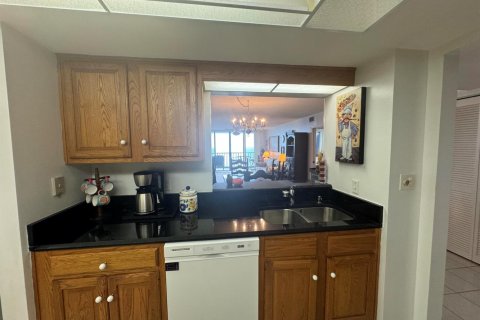 Condo in Hutchinson Island South, Florida, 2 bedrooms  № 2183986 - photo 15