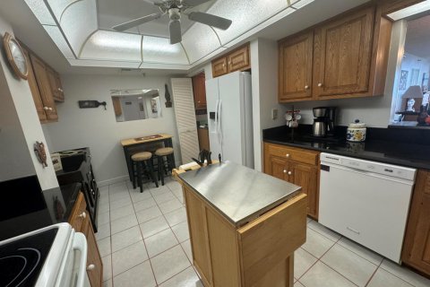 Condo in Hutchinson Island South, Florida, 2 bedrooms  № 2183986 - photo 14
