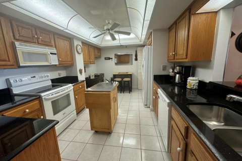Condo in Hutchinson Island South, Florida, 2 bedrooms  № 2183986 - photo 12