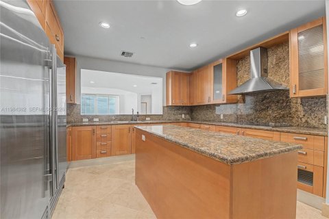 Condo in Miami Beach, Florida, 4 bedrooms  № 2047862 - photo 17