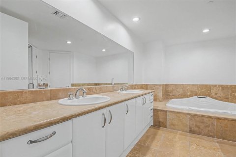 Condo in Miami Beach, Florida, 4 bedrooms  № 2047862 - photo 26