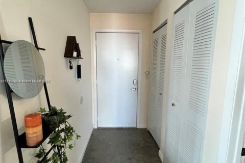 Condo in Miami, Florida, 2 bedrooms  № 1752698 - photo 7
