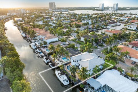 Купить виллу или дом в Санни-Айлс-Бич, Флорида 6 спален, 525.64м2, № 2152929 - фото 1