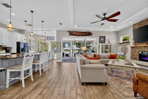 House in Lutz, Florida 3 bedrooms, 262.91 sq.m. № 2324206 - photo 9