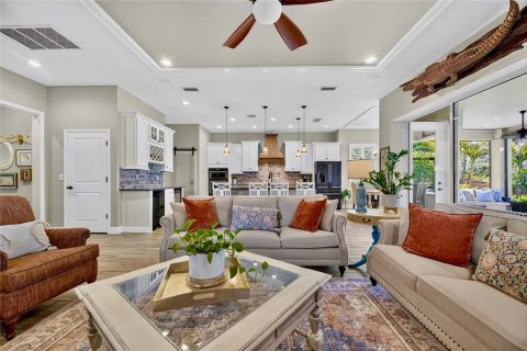 House in Lutz, Florida 3 bedrooms, 262.91 sq.m. № 2324206 - photo 12